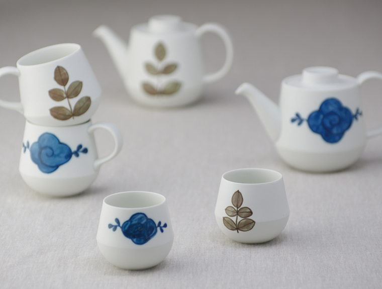 呉須と錆でそれぞれ描かれた風合いのある器