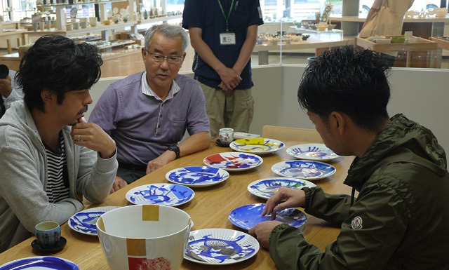 下絵と上絵のバリエーションを検証したプレートサンプルを確認しながらの打ち合わせ