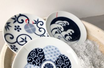 割れや欠けが見つかり保管していた、廃棄処分予定の「KOMON 豆皿」